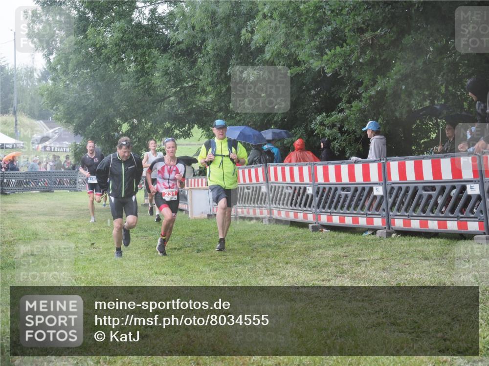 21.06.2025 - 27. Vierlanden-Triathlon KatJ http://msf.ph/oto/8034555 15.06.2025 13:49:14 Ziel 231, 924, 1162 meine-sportfotos.de
