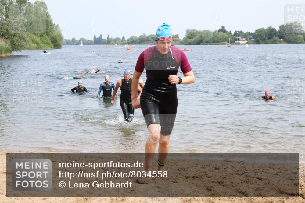 21.06.2025 - 27. Vierlanden-Triathlon Lena Gebhardt http://msf.ph/oto/8034558 15.06.2025 11:20:04 Schwimmen 806, 889, 930, 932, 940, 964, 976 meine-sportfotos.de