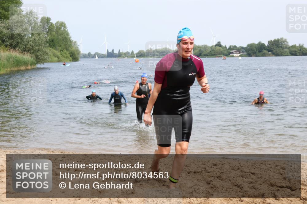 21.06.2025 - 27. Vierlanden-Triathlon Lena Gebhardt http://msf.ph/oto/8034563 15.06.2025 11:20:05 Schwimmen 806, 889, 930, 932, 940, 964, 976 meine-sportfotos.de