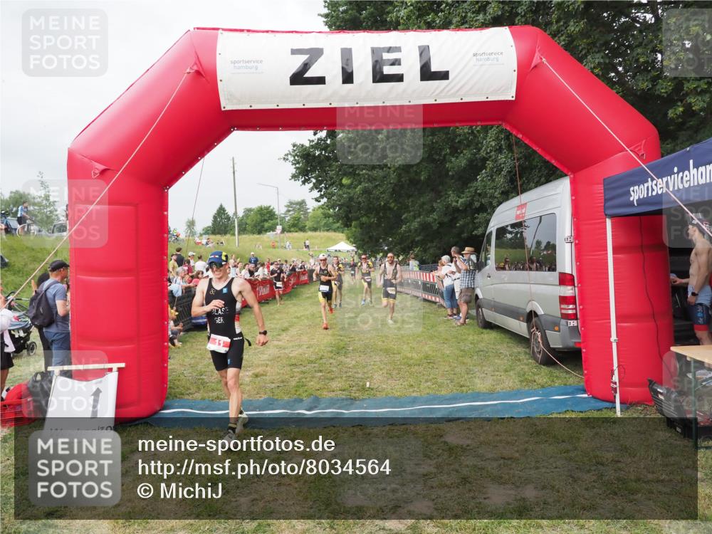 21.06.2025 - 27. Vierlanden-Triathlon MichiJ http://msf.ph/oto/8034564 15.06.2026 12:58:29 Ziel 3, 11, 1034, 1035, 1036, 1037 meine-sportfotos.de