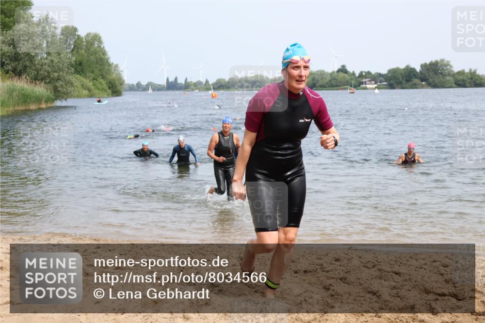 21.06.2025 - 27. Vierlanden-Triathlon Lena Gebhardt http://msf.ph/oto/8034566 15.06.2025 11:20:05 Schwimmen 806, 889, 930, 932, 940, 964, 976 meine-sportfotos.de