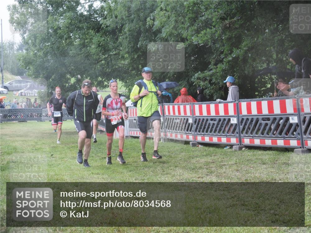 21.06.2025 - 27. Vierlanden-Triathlon KatJ http://msf.ph/oto/8034568 15.06.2025 13:49:14 Ziel 231, 924, 1162 meine-sportfotos.de