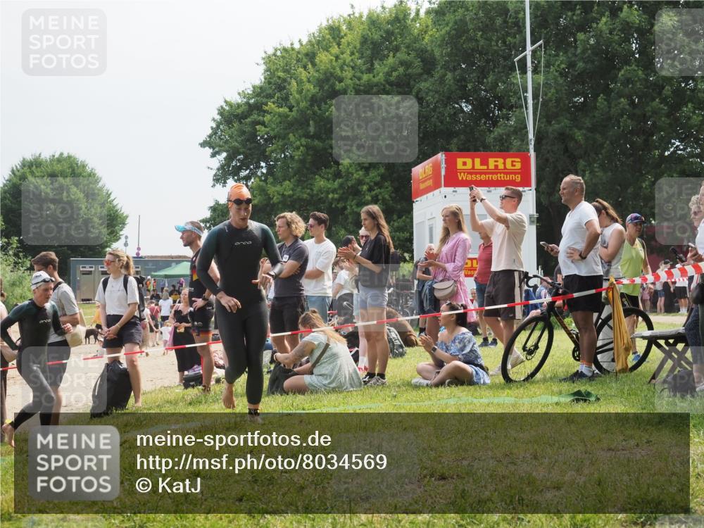 21.06.2025 - 27. Vierlanden-Triathlon KatJ http://msf.ph/oto/8034569 15.06.2025 11:18:42 Schwimmen 909, 912, 925, 939 meine-sportfotos.de