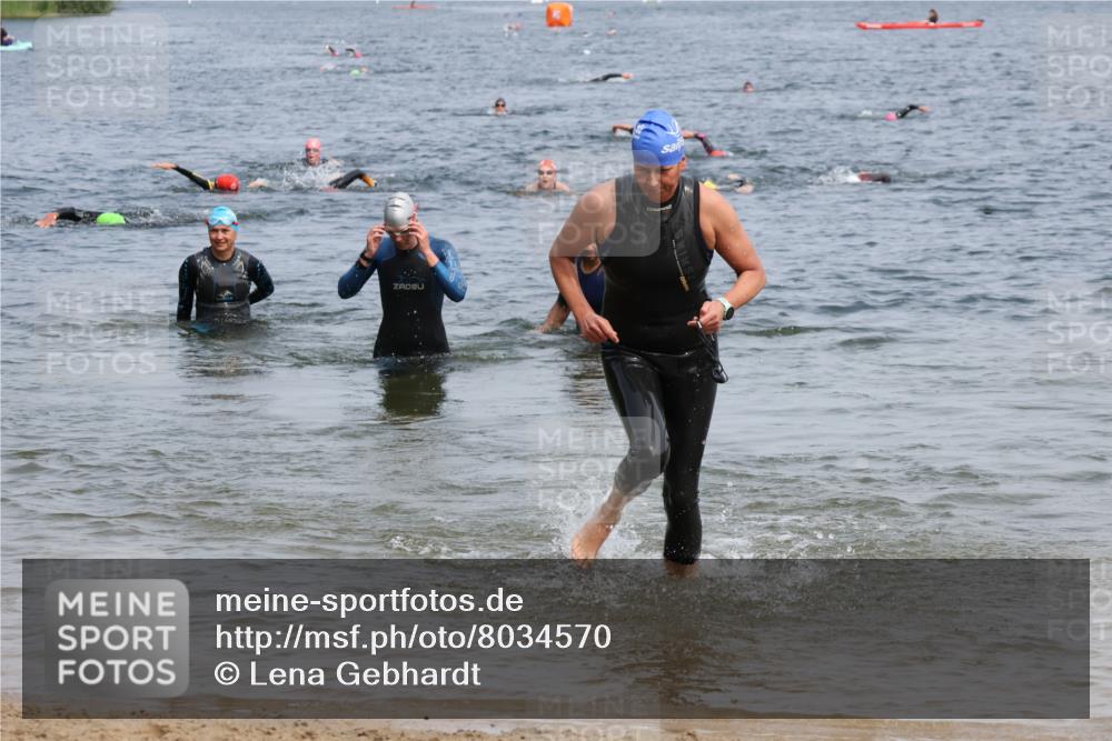21.06.2025 - 27. Vierlanden-Triathlon Lena Gebhardt http://msf.ph/oto/8034570 15.06.2025 11:20:06 Schwimmen 806, 889, 930, 932, 940, 964, 976 meine-sportfotos.de