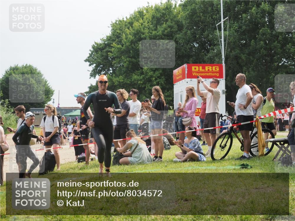 21.06.2025 - 27. Vierlanden-Triathlon KatJ http://msf.ph/oto/8034572 15.06.2025 11:18:42 Schwimmen 909, 912, 925, 939 meine-sportfotos.de