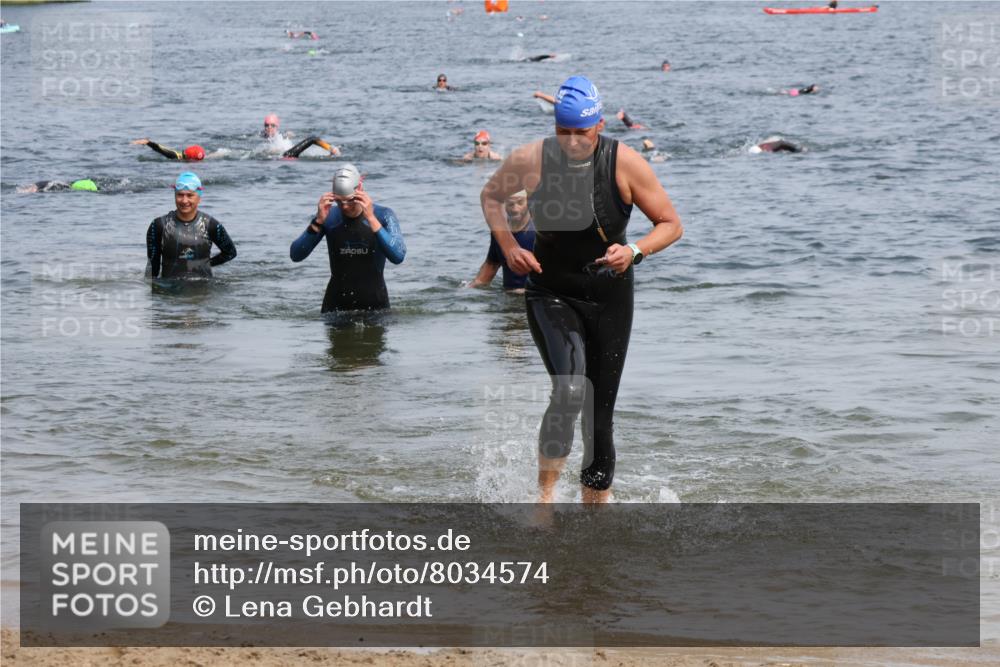 21.06.2025 - 27. Vierlanden-Triathlon Lena Gebhardt http://msf.ph/oto/8034574 15.06.2025 11:20:06 Schwimmen 806, 889, 930, 932, 940, 964, 976 meine-sportfotos.de