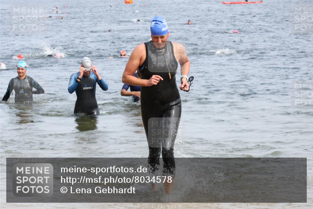 21.06.2025 - 27. Vierlanden-Triathlon Lena Gebhardt http://msf.ph/oto/8034578 15.06.2025 11:20:07 Schwimmen 806, 889, 930, 932, 940, 964, 976 meine-sportfotos.de