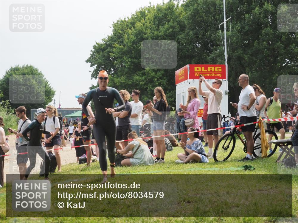 21.06.2025 - 27. Vierlanden-Triathlon KatJ http://msf.ph/oto/8034579 15.06.2025 11:18:42 Schwimmen 909, 912, 925, 939 meine-sportfotos.de