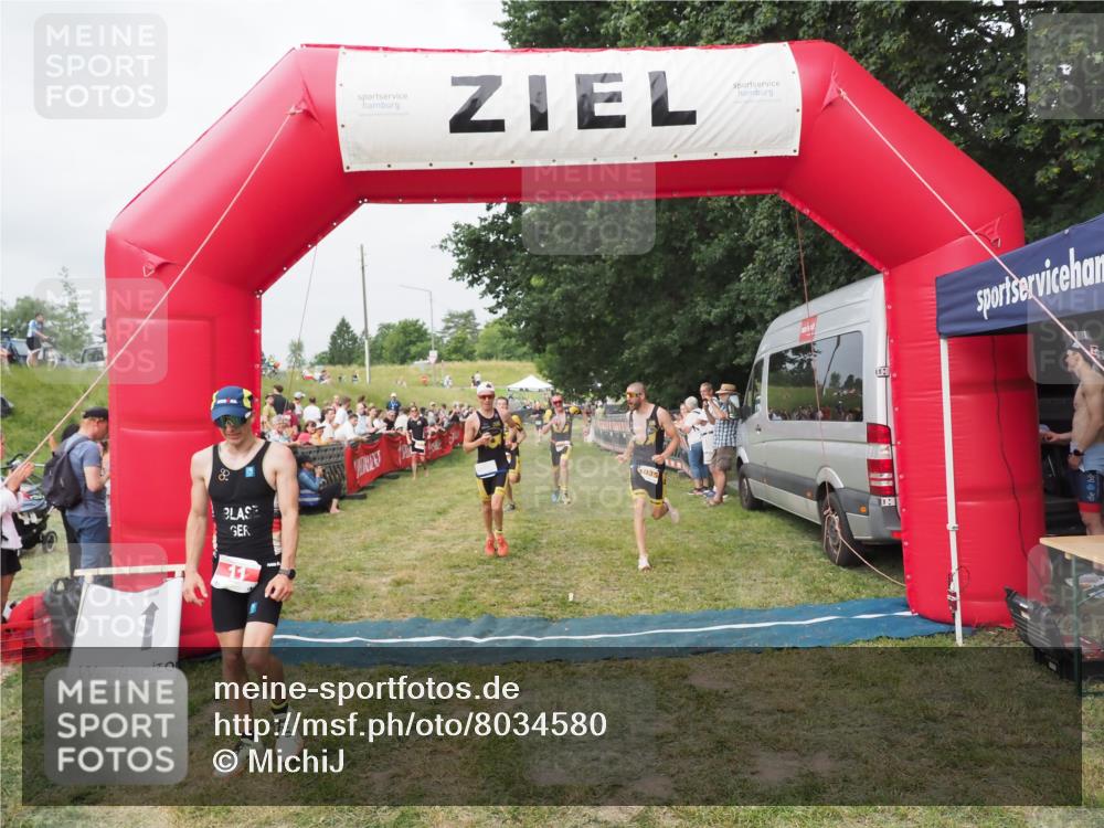 21.06.2025 - 27. Vierlanden-Triathlon MichiJ http://msf.ph/oto/8034580 15.06.2026 12:58:30 Ziel 3, 11, 1034, 1035, 1036, 1037 meine-sportfotos.de