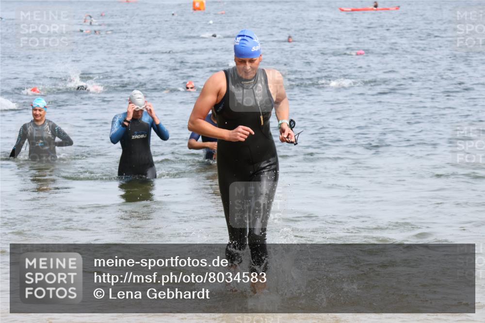 21.06.2025 - 27. Vierlanden-Triathlon Lena Gebhardt http://msf.ph/oto/8034583 15.06.2025 11:20:07 Schwimmen 806, 889, 930, 932, 940, 964, 976 meine-sportfotos.de