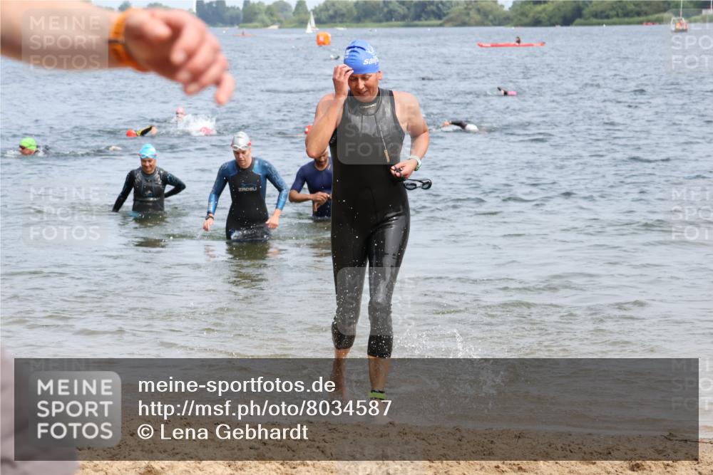 21.06.2025 - 27. Vierlanden-Triathlon Lena Gebhardt http://msf.ph/oto/8034587 15.06.2025 11:20:07 Schwimmen 806, 889, 930, 932, 940, 964, 976 meine-sportfotos.de