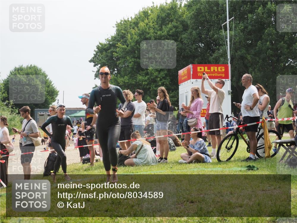 21.06.2025 - 27. Vierlanden-Triathlon KatJ http://msf.ph/oto/8034589 15.06.2025 11:18:43 Schwimmen 909, 912, 925, 939 meine-sportfotos.de