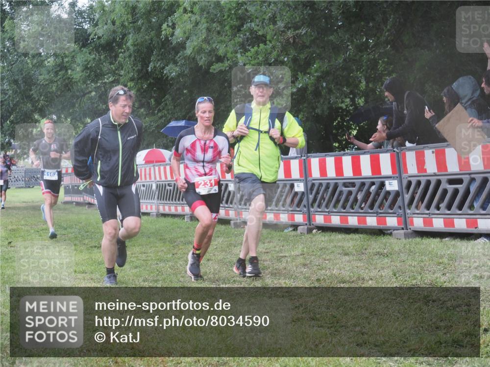 21.06.2025 - 27. Vierlanden-Triathlon KatJ http://msf.ph/oto/8034590 15.06.2025 13:49:15 Ziel 142, 231, 924, 1162 meine-sportfotos.de