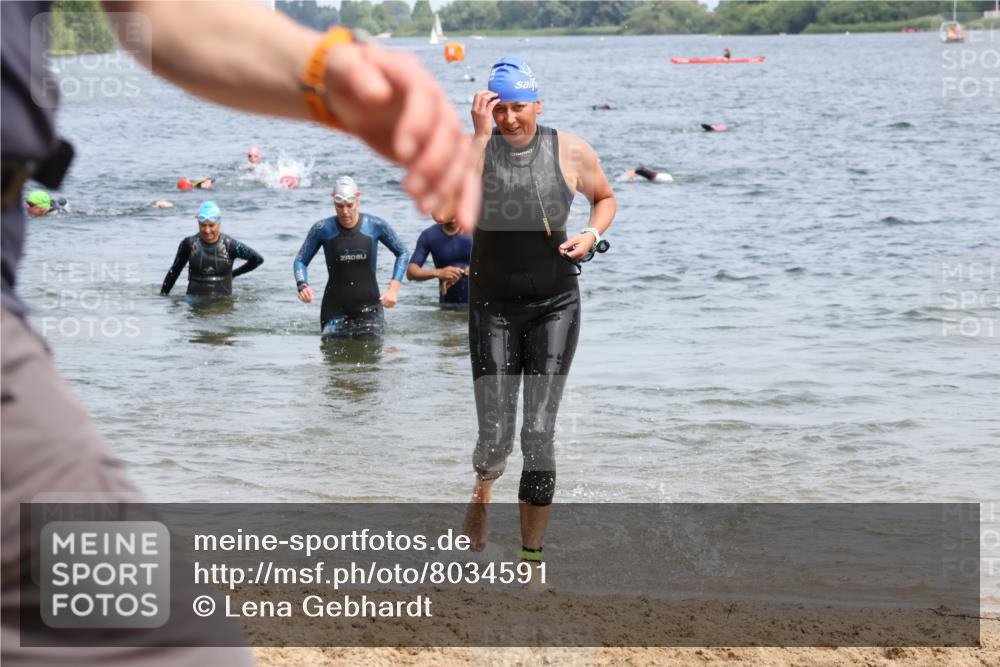 21.06.2025 - 27. Vierlanden-Triathlon Lena Gebhardt http://msf.ph/oto/8034591 15.06.2025 11:20:08 Schwimmen 806, 889, 930, 932, 940, 964, 976 meine-sportfotos.de