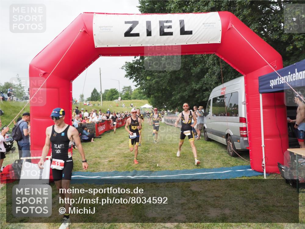 21.06.2025 - 27. Vierlanden-Triathlon MichiJ http://msf.ph/oto/8034592 15.06.2026 12:58:31 Ziel 3, 11, 1034, 1035, 1036, 1037 meine-sportfotos.de