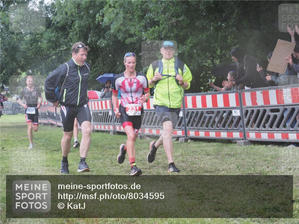 21.06.2025 - 27. Vierlanden-Triathlon KatJ http://msf.ph/oto/8034595 15.06.2025 13:49:16 Ziel 142, 231, 924, 1162 meine-sportfotos.de