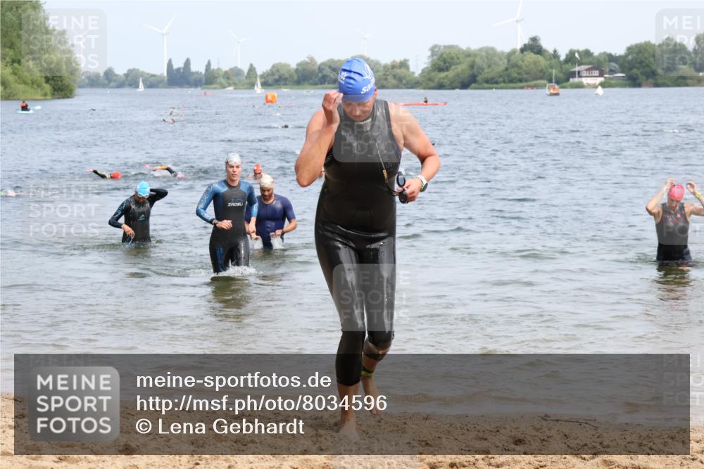 21.06.2025 - 27. Vierlanden-Triathlon Lena Gebhardt http://msf.ph/oto/8034596 15.06.2025 11:20:09 Schwimmen 806, 880, 889, 930, 932, 940, 964, 976 meine-sportfotos.de