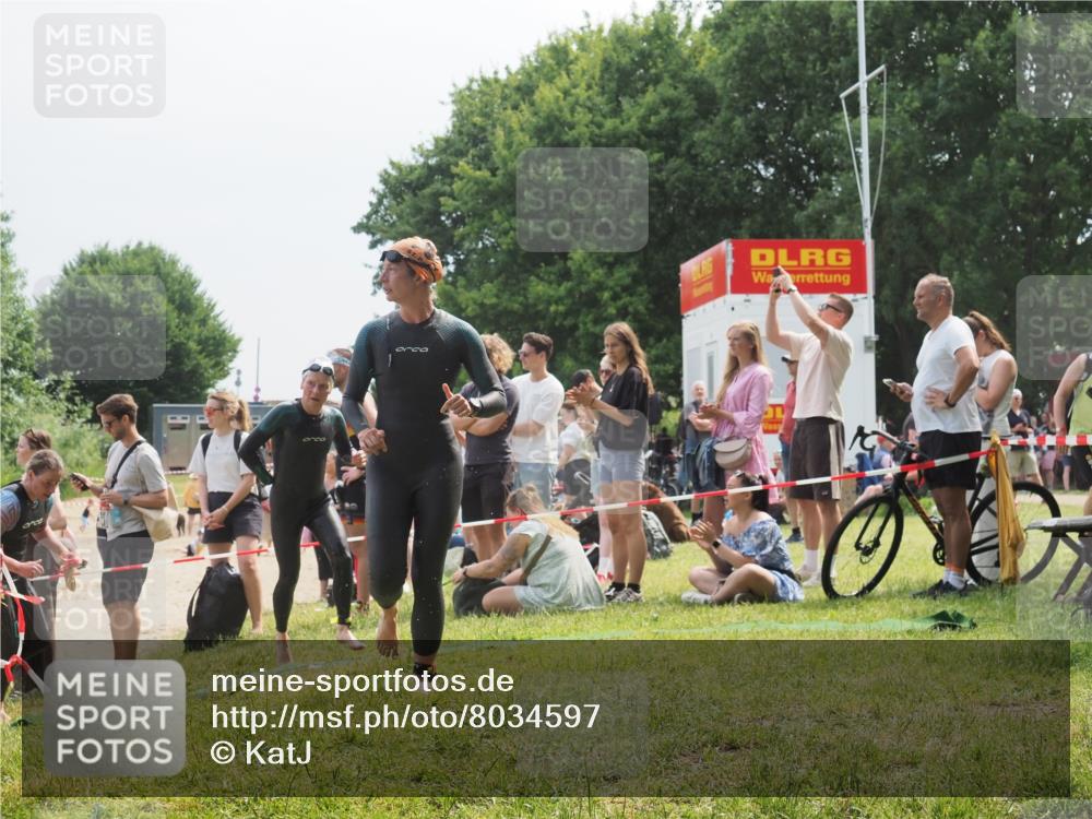 21.06.2025 - 27. Vierlanden-Triathlon KatJ http://msf.ph/oto/8034597 15.06.2025 11:18:43 Schwimmen 909, 912, 925, 939 meine-sportfotos.de