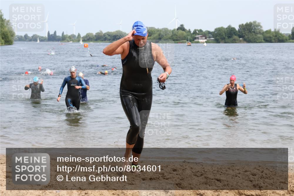 21.06.2025 - 27. Vierlanden-Triathlon Lena Gebhardt http://msf.ph/oto/8034601 15.06.2025 11:20:09 Schwimmen 806, 880, 889, 930, 932, 940, 964, 976 meine-sportfotos.de