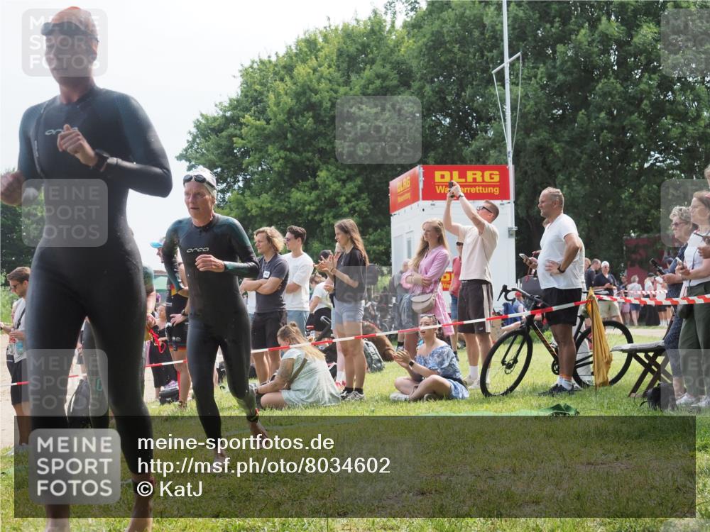 21.06.2025 - 27. Vierlanden-Triathlon KatJ http://msf.ph/oto/8034602 15.06.2025 11:18:44 Schwimmen 885, 909, 925, 939 meine-sportfotos.de