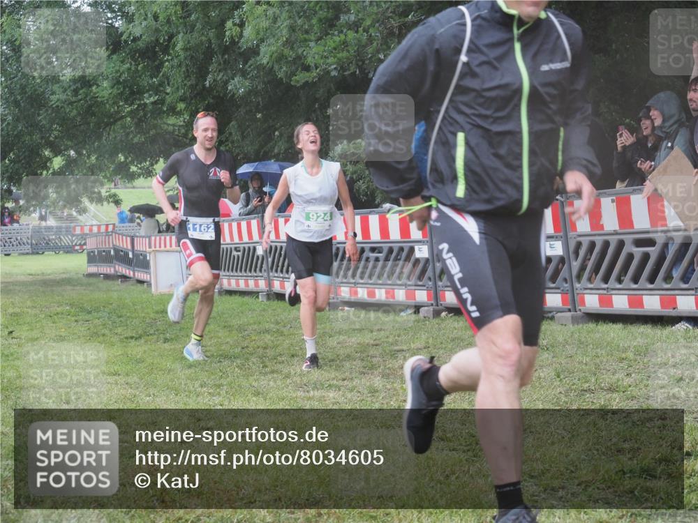 21.06.2025 - 27. Vierlanden-Triathlon KatJ http://msf.ph/oto/8034605 15.06.2025 13:49:17 Ziel 142, 231, 924, 1158, 1162 meine-sportfotos.de