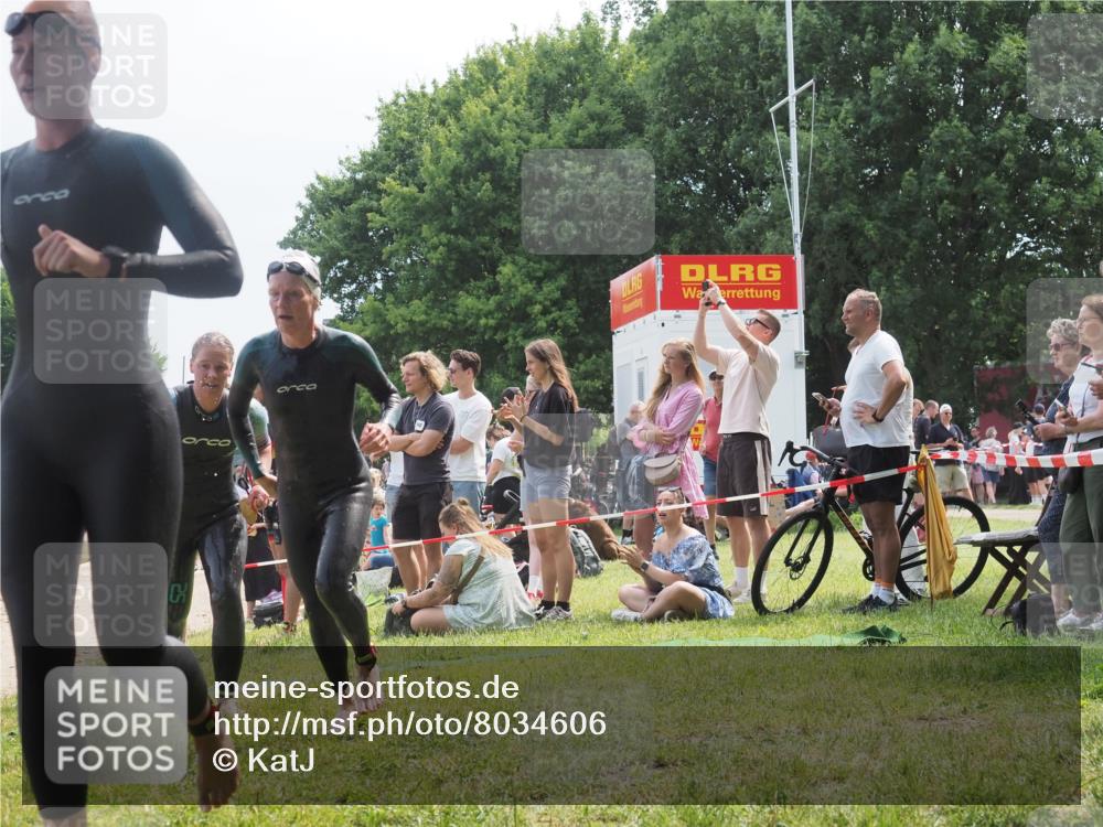 21.06.2025 - 27. Vierlanden-Triathlon KatJ http://msf.ph/oto/8034606 15.06.2025 11:18:45 Schwimmen 885, 909, 925, 939 meine-sportfotos.de