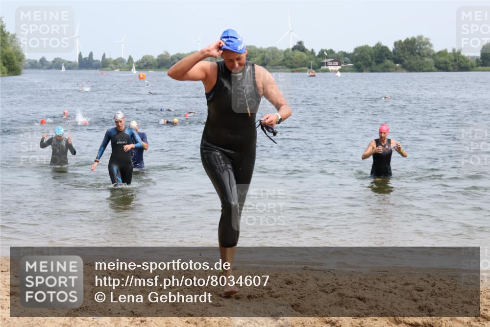 21.06.2025 - 27. Vierlanden-Triathlon Lena Gebhardt http://msf.ph/oto/8034607 15.06.2025 11:20:09 Schwimmen 806, 880, 889, 930, 932, 940, 964, 976 meine-sportfotos.de