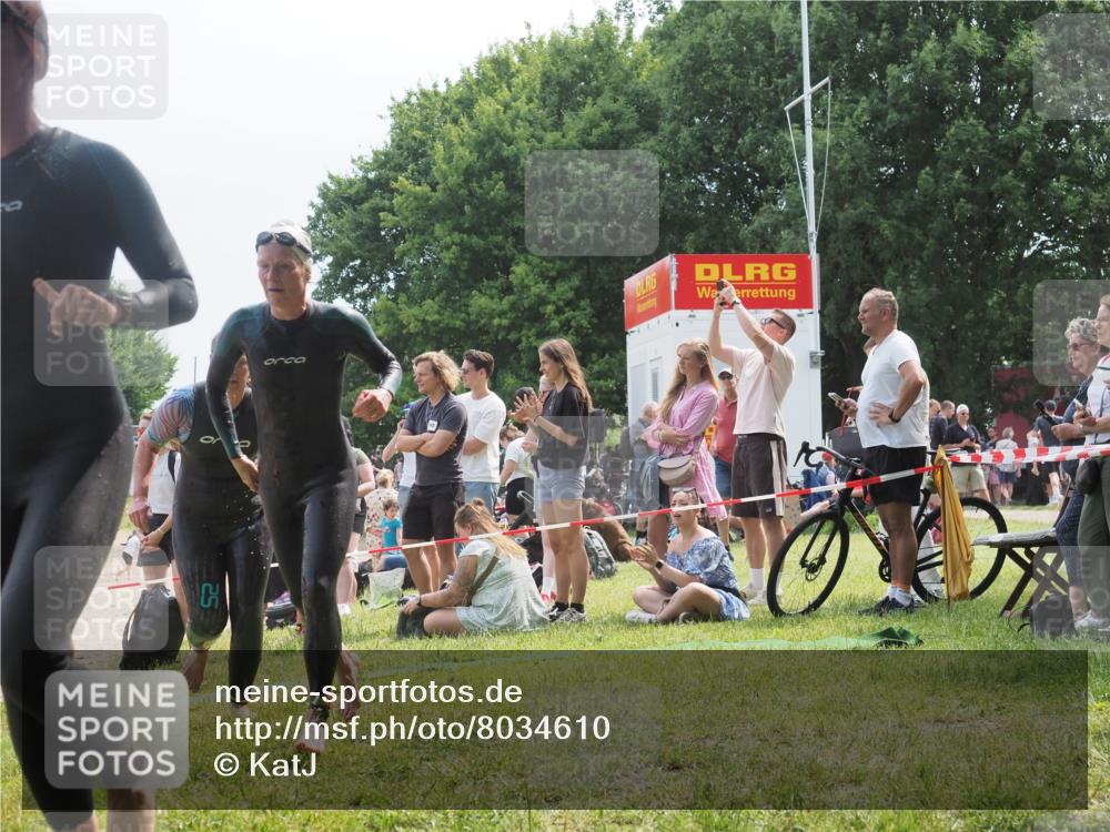 21.06.2025 - 27. Vierlanden-Triathlon KatJ http://msf.ph/oto/8034610 15.06.2025 11:18:45 Schwimmen 885, 909, 925, 939 meine-sportfotos.de