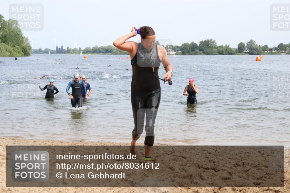 21.06.2025 - 27. Vierlanden-Triathlon Lena Gebhardt http://msf.ph/oto/8034612 15.06.2025 11:20:10 Schwimmen 806, 880, 889, 930, 932, 940, 976 meine-sportfotos.de