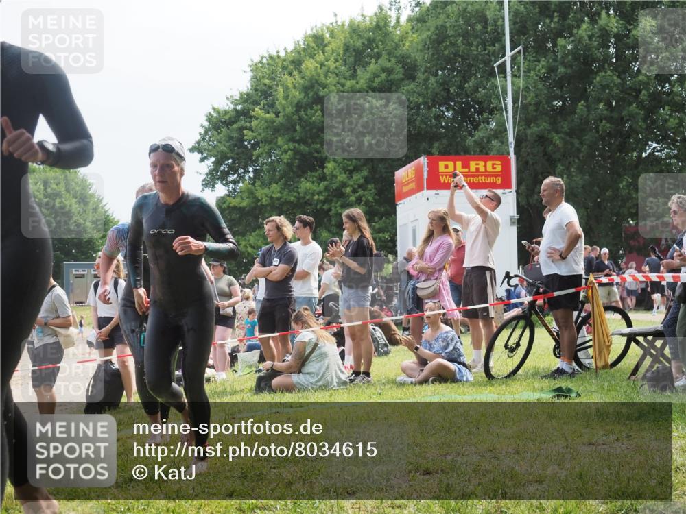 21.06.2025 - 27. Vierlanden-Triathlon KatJ http://msf.ph/oto/8034615 15.06.2025 11:18:45 Schwimmen 885, 909, 925, 939 meine-sportfotos.de