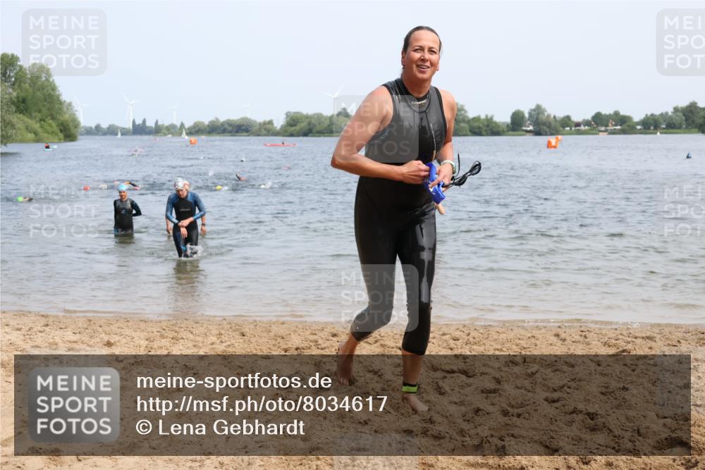 21.06.2025 - 27. Vierlanden-Triathlon Lena Gebhardt http://msf.ph/oto/8034617 15.06.2025 11:20:11 Schwimmen 806, 880, 889, 926, 930, 932, 940, 976 meine-sportfotos.de
