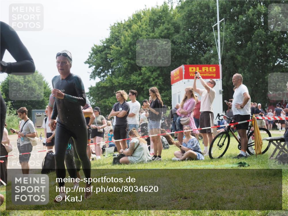 21.06.2025 - 27. Vierlanden-Triathlon KatJ http://msf.ph/oto/8034620 15.06.2025 11:18:45 Schwimmen 885, 909, 925, 939 meine-sportfotos.de