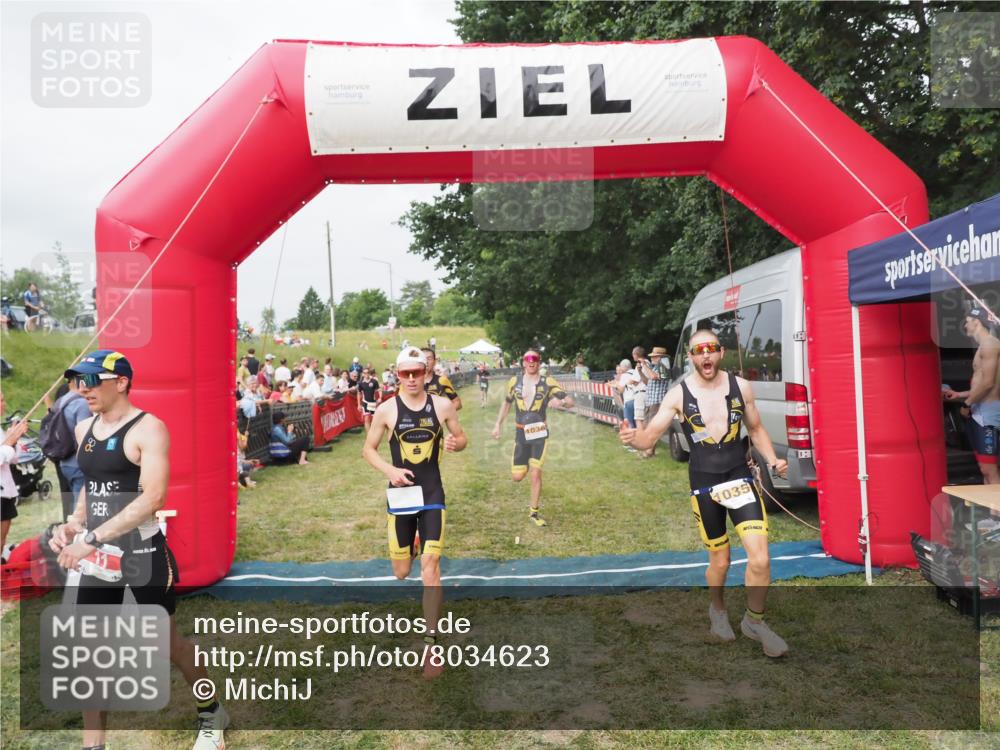 21.06.2025 - 27. Vierlanden-Triathlon MichiJ http://msf.ph/oto/8034623 15.06.2026 12:58:31 Ziel 3, 11, 1034, 1035, 1036, 1037 meine-sportfotos.de