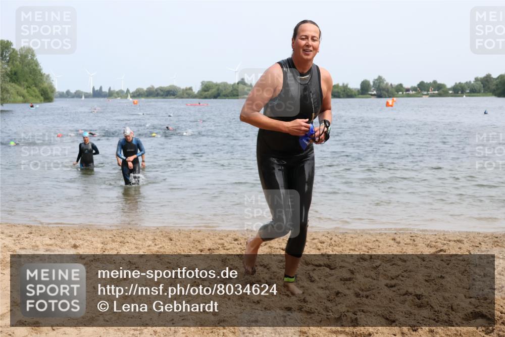21.06.2025 - 27. Vierlanden-Triathlon Lena Gebhardt http://msf.ph/oto/8034624 15.06.2025 11:20:11 Schwimmen 806, 880, 889, 926, 930, 932, 940, 976 meine-sportfotos.de