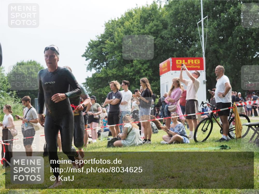 21.06.2025 - 27. Vierlanden-Triathlon KatJ http://msf.ph/oto/8034625 15.06.2025 11:18:45 Schwimmen 885, 909, 925, 939 meine-sportfotos.de