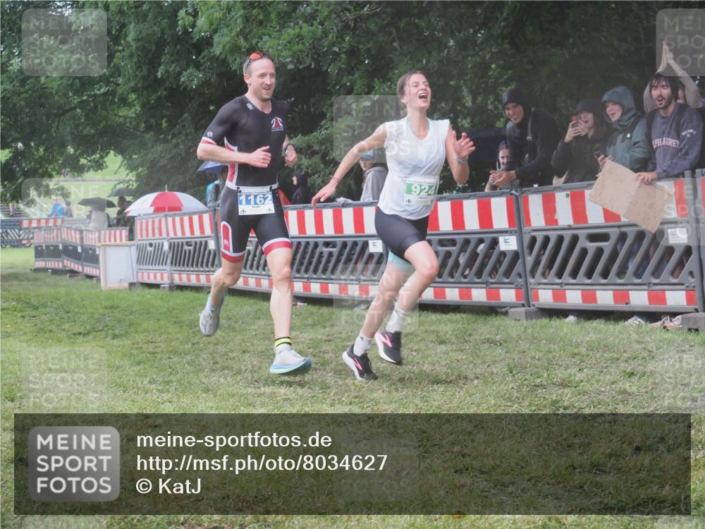 21.06.2025 - 27. Vierlanden-Triathlon KatJ http://msf.ph/oto/8034627 15.06.2025 13:49:17 Ziel 142, 231, 924, 1158, 1162 meine-sportfotos.de