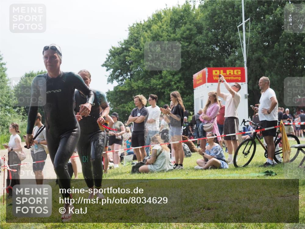 21.06.2025 - 27. Vierlanden-Triathlon KatJ http://msf.ph/oto/8034629 15.06.2025 11:18:45 Schwimmen 885, 909, 925, 939 meine-sportfotos.de
