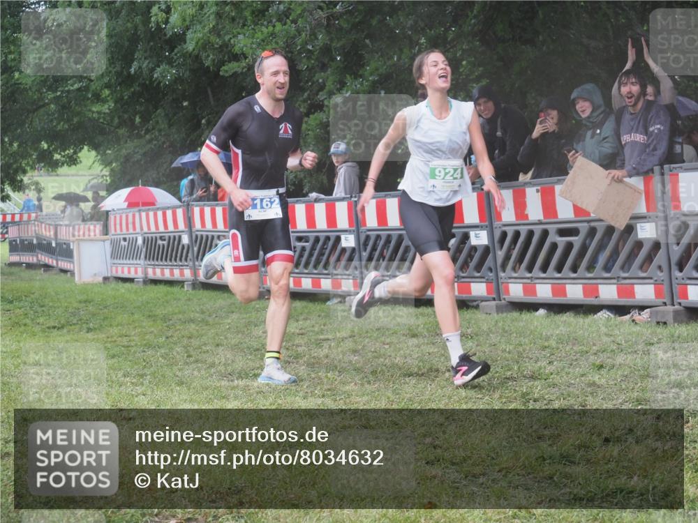 21.06.2025 - 27. Vierlanden-Triathlon KatJ http://msf.ph/oto/8034632 15.06.2025 13:49:17 Ziel 142, 231, 924, 1158, 1162 meine-sportfotos.de