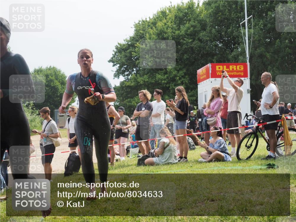 21.06.2025 - 27. Vierlanden-Triathlon KatJ http://msf.ph/oto/8034633 15.06.2025 11:18:46 Schwimmen 885, 909, 925, 939 meine-sportfotos.de