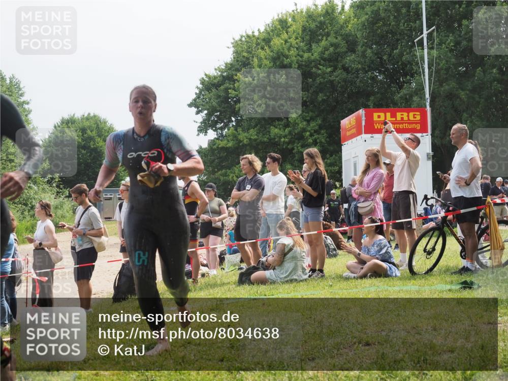 21.06.2025 - 27. Vierlanden-Triathlon KatJ http://msf.ph/oto/8034638 15.06.2025 11:18:46 Schwimmen 885, 909, 925, 939 meine-sportfotos.de