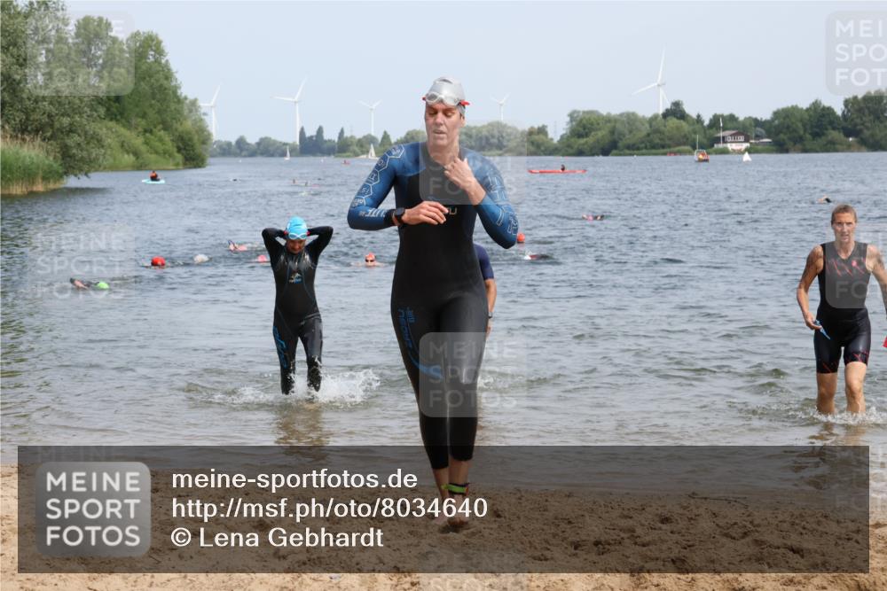 21.06.2025 - 27. Vierlanden-Triathlon Lena Gebhardt http://msf.ph/oto/8034640 15.06.2025 11:20:16 Schwimmen 838, 880, 890, 926, 930, 940, 976 meine-sportfotos.de