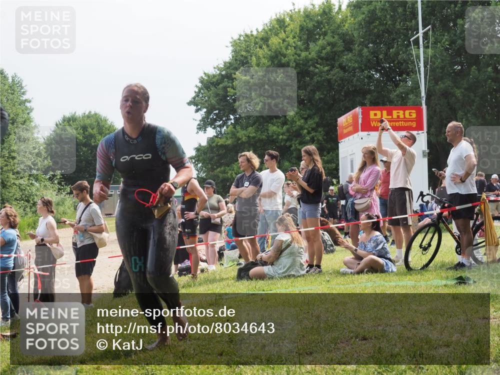 21.06.2025 - 27. Vierlanden-Triathlon KatJ http://msf.ph/oto/8034643 15.06.2025 11:18:46 Schwimmen 885, 909, 925, 939 meine-sportfotos.de