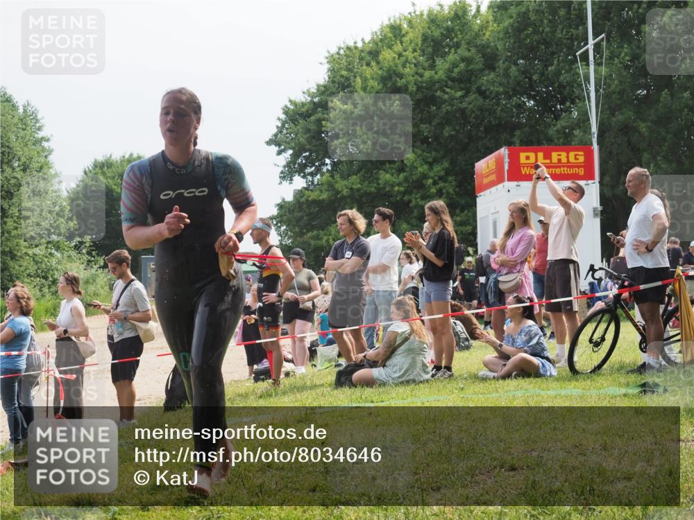 21.06.2025 - 27. Vierlanden-Triathlon KatJ http://msf.ph/oto/8034646 15.06.2025 11:18:46 Schwimmen 885, 909, 925, 939 meine-sportfotos.de