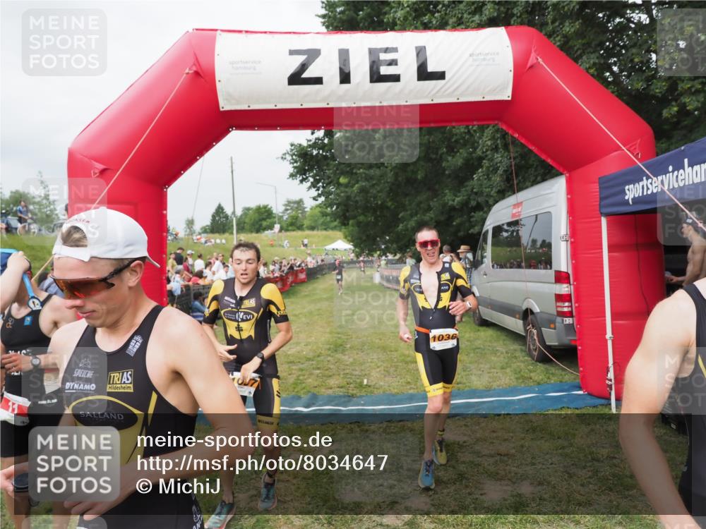 21.06.2025 - 27. Vierlanden-Triathlon MichiJ http://msf.ph/oto/8034647 15.06.2026 12:58:32 Ziel 3, 11, 1034, 1035, 1036, 1037 meine-sportfotos.de