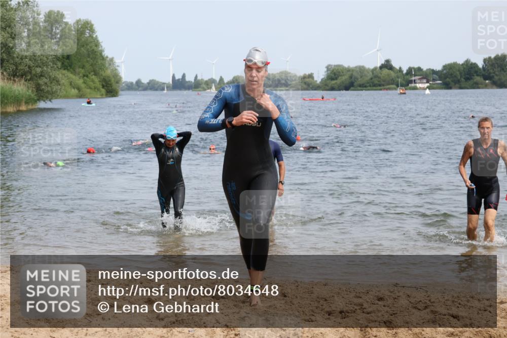 21.06.2025 - 27. Vierlanden-Triathlon Lena Gebhardt http://msf.ph/oto/8034648 15.06.2025 11:20:16 Schwimmen 838, 880, 890, 926, 930, 940, 976 meine-sportfotos.de