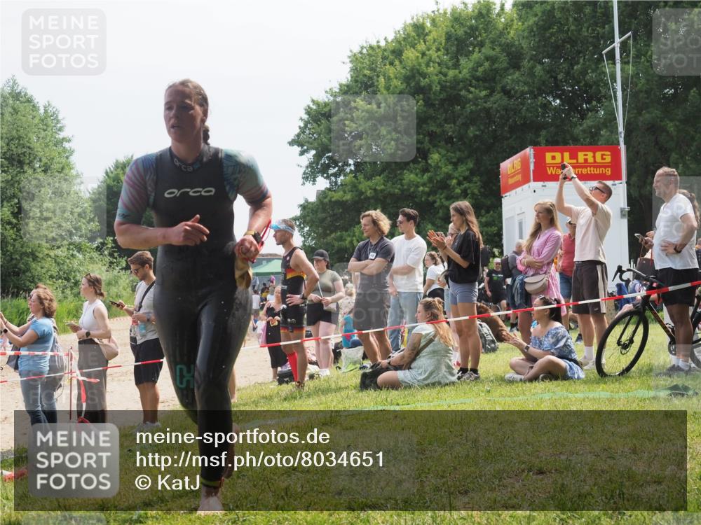 21.06.2025 - 27. Vierlanden-Triathlon KatJ http://msf.ph/oto/8034651 15.06.2025 11:18:46 Schwimmen 885, 909, 925, 939 meine-sportfotos.de