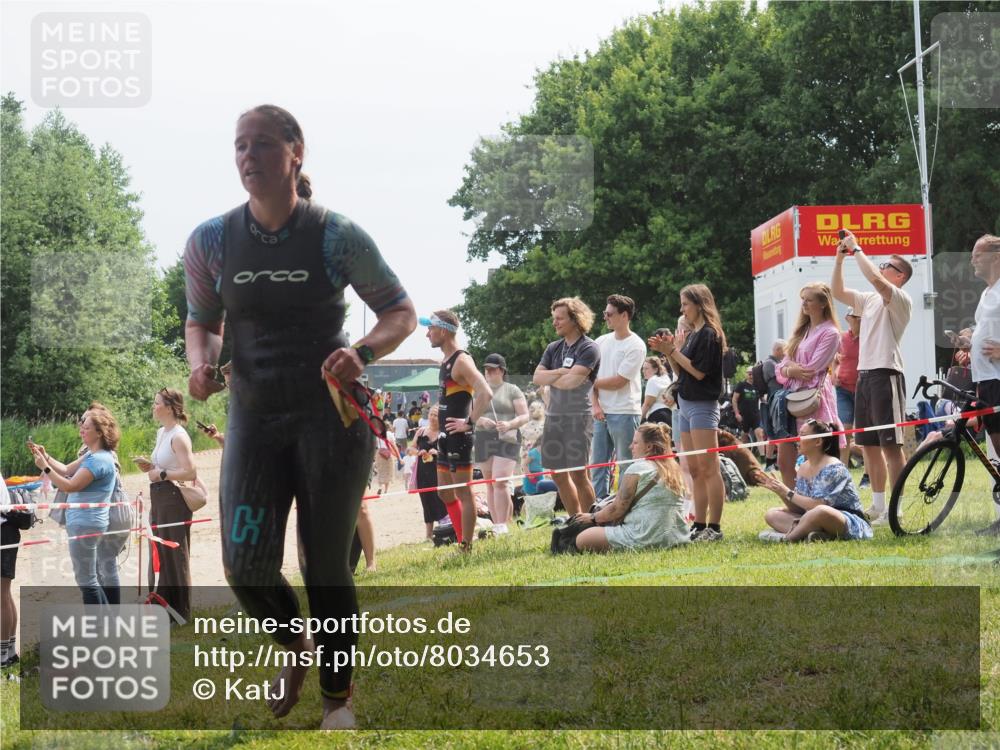 21.06.2025 - 27. Vierlanden-Triathlon KatJ http://msf.ph/oto/8034653 15.06.2025 11:18:46 Schwimmen 885, 909, 925, 939 meine-sportfotos.de