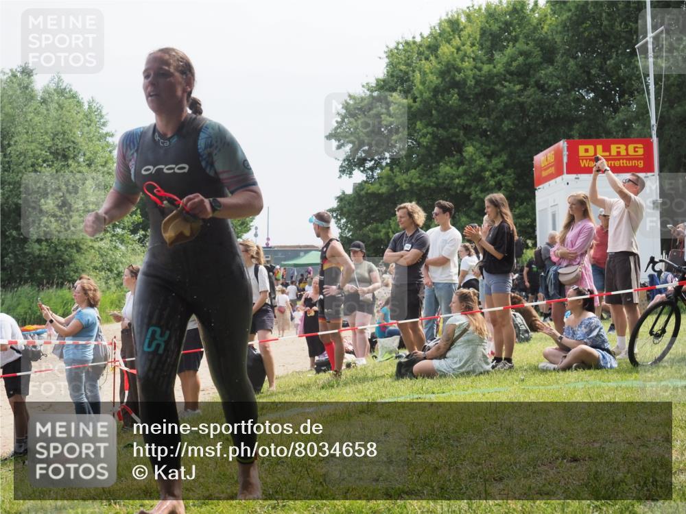 21.06.2025 - 27. Vierlanden-Triathlon KatJ http://msf.ph/oto/8034658 15.06.2025 11:18:46 Schwimmen 885, 909, 925, 939 meine-sportfotos.de