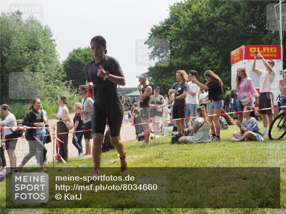 21.06.2025 - 27. Vierlanden-Triathlon KatJ http://msf.ph/oto/8034660 15.06.2025 11:18:52 Schwimmen 885, 916, 925, 939 meine-sportfotos.de