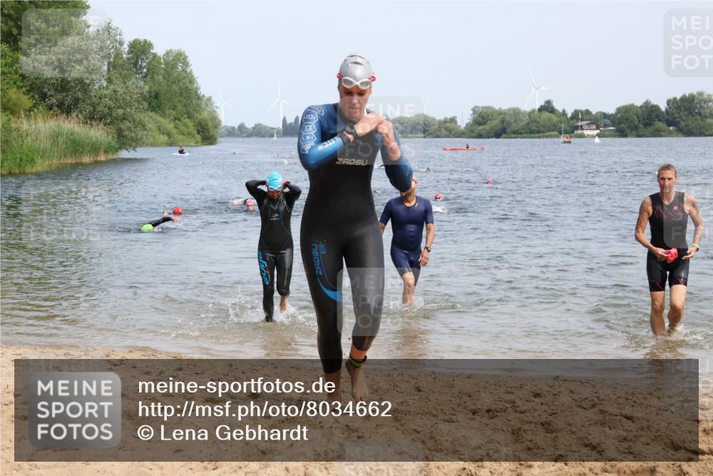 21.06.2025 - 27. Vierlanden-Triathlon Lena Gebhardt http://msf.ph/oto/8034662 15.06.2025 11:20:17 Schwimmen 838, 880, 890, 926, 930, 940 meine-sportfotos.de